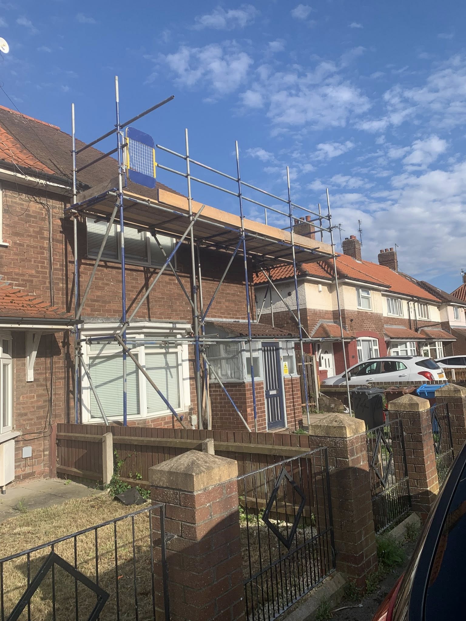 Scaffolders installing residential scaffolding at Hull home